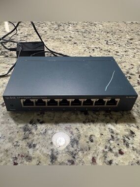 tp-link 8-port Gigabit Desktop switch with power cord *Scratch on top* Works